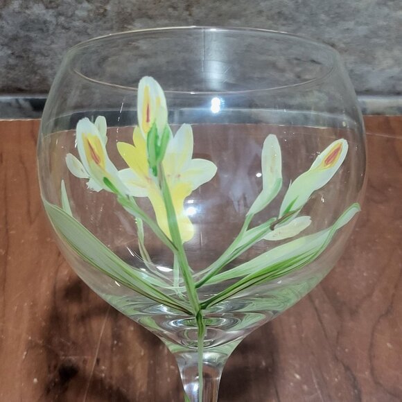 Hand Blown Balloon Wine Glass Tropical Lilies Pattern Yellow Flower - Picture 8 of 12